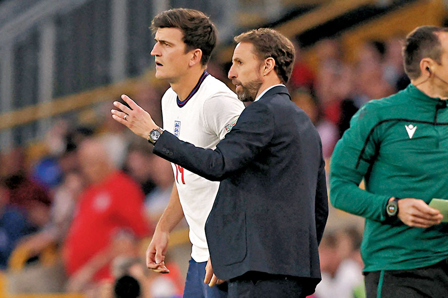 ◆哈利馬古尼(左)在曼聯狀態急跌被貶後備，增添了修夫基(右)防線布陣的煩惱。  法新社