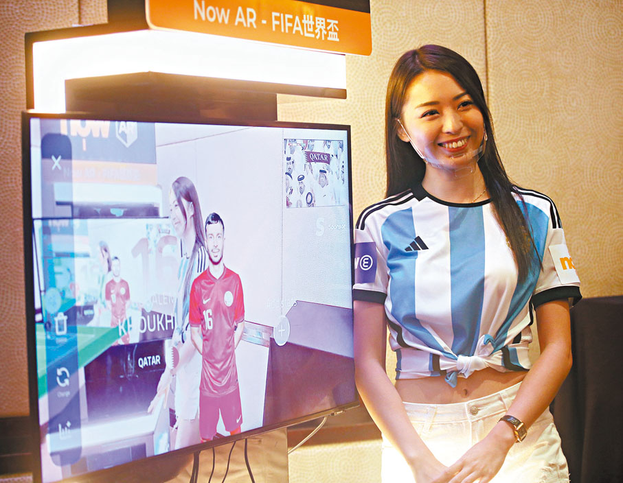 ◆球迷可體驗AR的樂趣。 香港文匯報記者黎永淦  攝