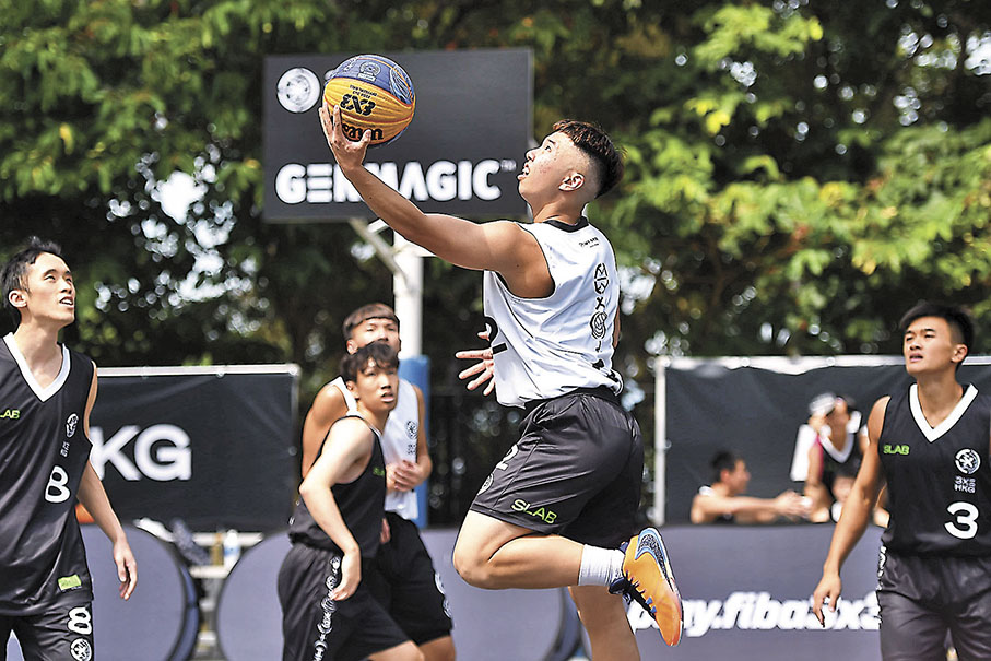 ◆香港都會大學射手林卓熹（右）引球上籃。