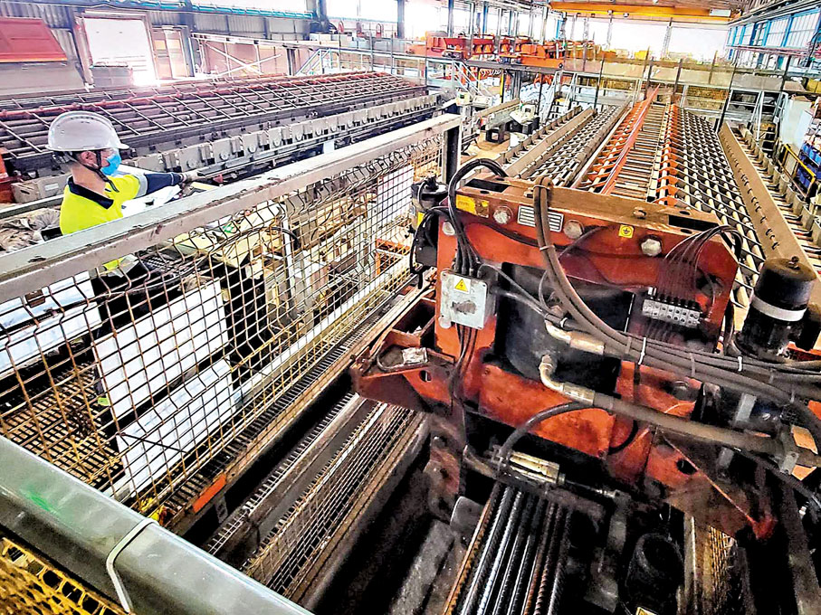 ◆工人正在進行製造鋼材工序。 香港文匯報記者黃子晉 攝