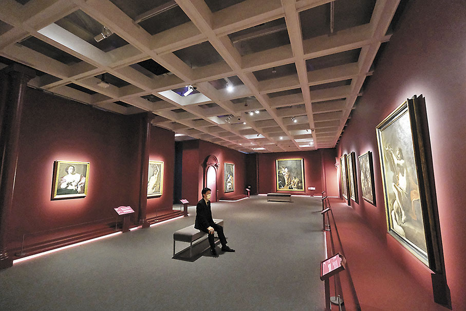 ◆潘明倫在「走進巴洛克」展館中。