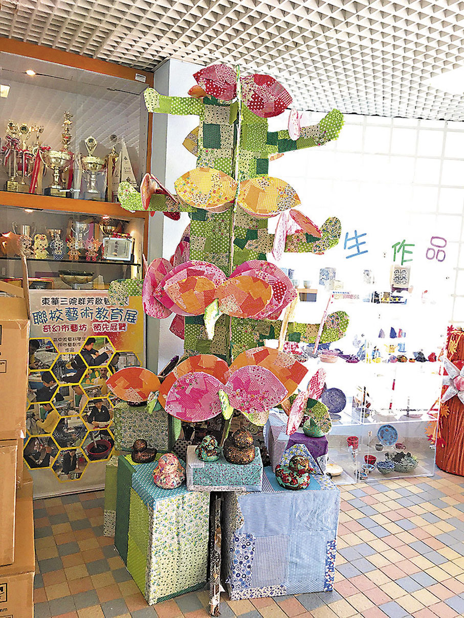 ◆ 學生在視藝課堂學習利用廢棄紙箱創作藝術品。 作者供圖