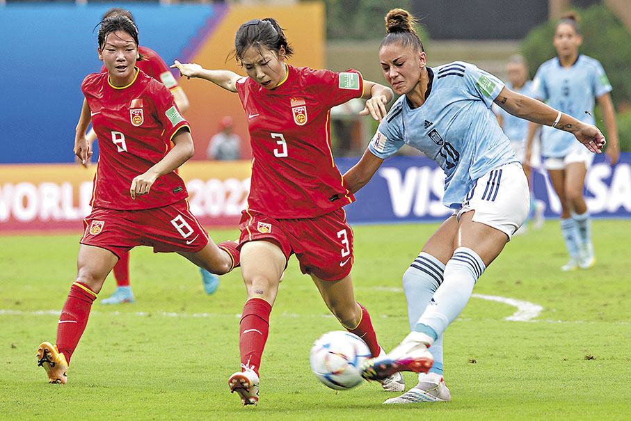 ◆中國小將（紅衫）雖在女足U17世界盃中無緣出線，但仍表現出色。 資料圖片