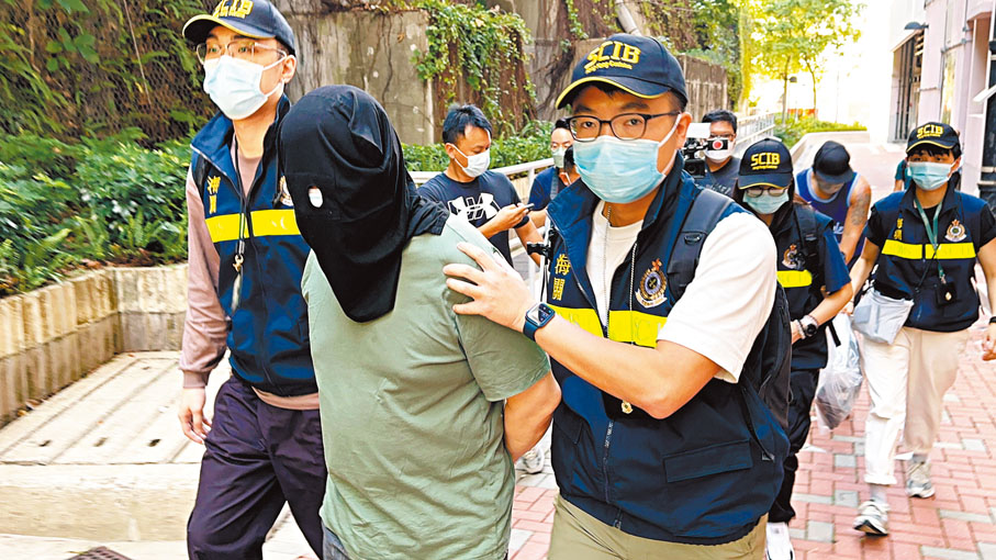 ◆其中一名疑犯在葵涌被捕。香港文匯報記者鄧偉明  攝