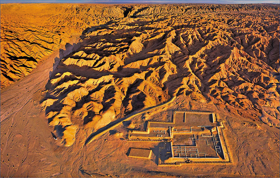 ◆茫茫戈壁上的懸泉置遺址。