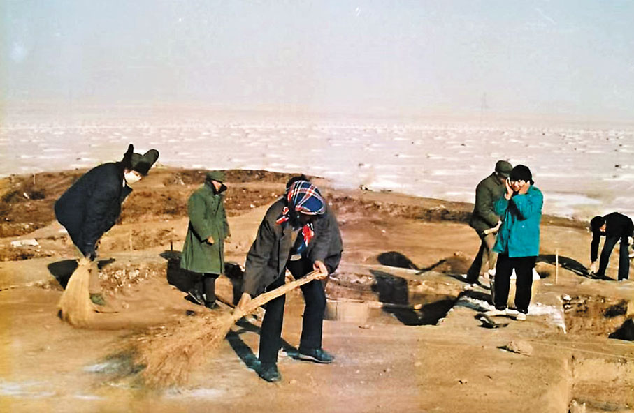 ◆發掘隊領隊何雙全在發掘現場。