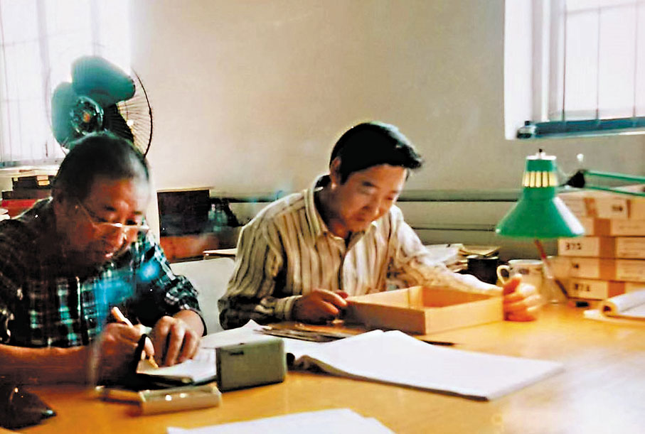 ◆何雙全（右）與同事整理考古資料。