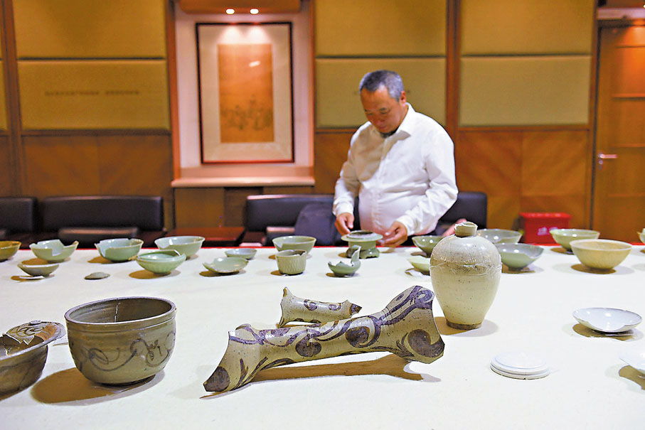 ◆溫州市文物考古研究所工作人員在溫州市博物館庫房點閱溫州朔門古港遺址出土陶瓷器。