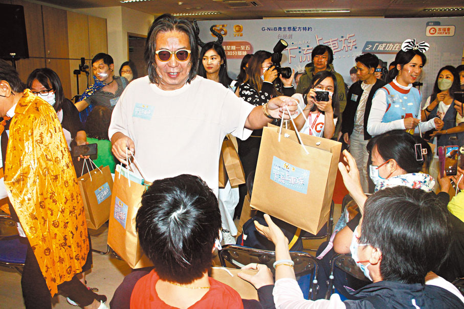 ◆ 林敏驄向深水埗街坊大派禮物。