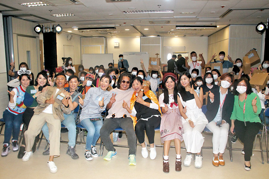 ◆ 《下流上車族》一班演員昨日到香港家庭福利會綜合家庭服務中心宣傳。