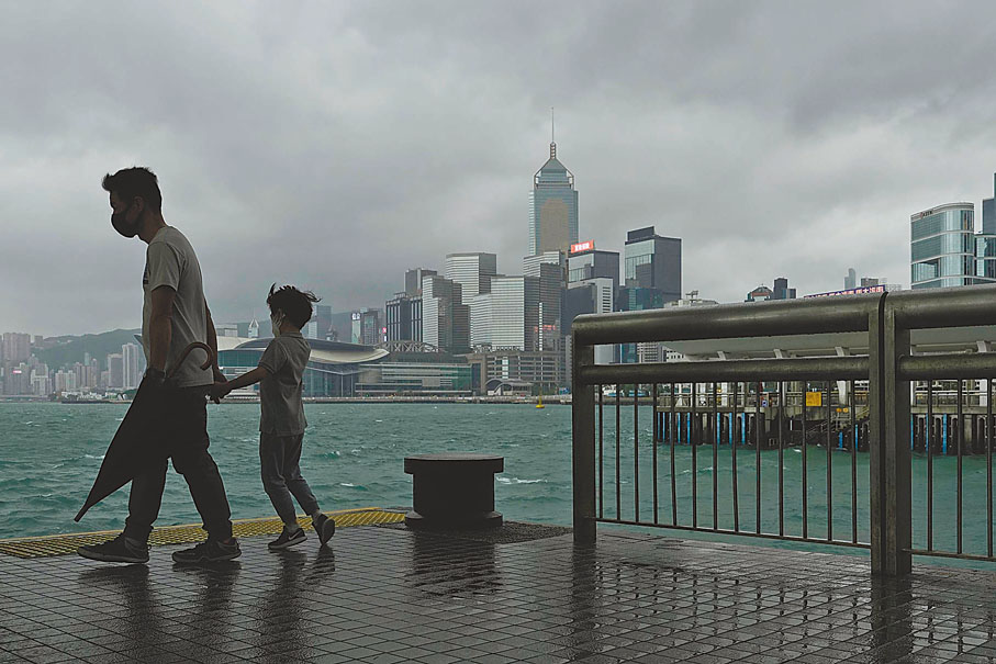 ◆ 今年以來，美國加息、俄烏衝突、疫情持續等多項不利因素之下，投資氣氛惡劣，拖累強積金表現 。 資料圖片