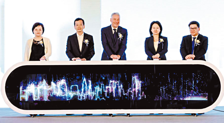 ◆ 錢于軍(右一）表示，瑞銀期待粵港澳大灣區跨境理財通2.0階段到來，為大灣區居民提供更專業的投資建議。記者毛麗娟 攝