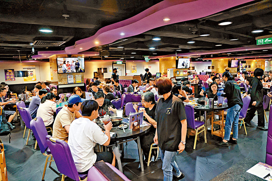 ◆政府公布，11月3日起放寬部分社交距離措施，包括解除餐飲處所、表列處所的堂食及營業時間限制。資料圖片