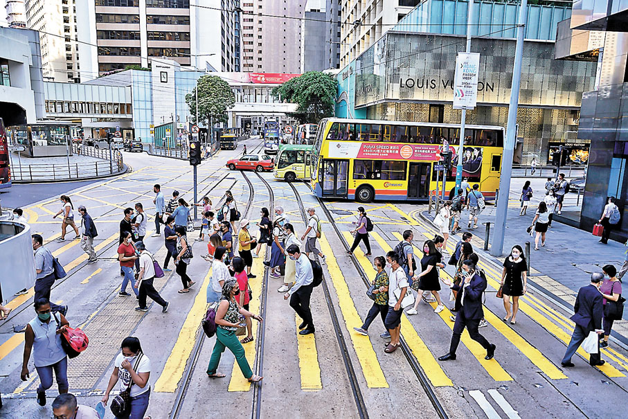 ◆ 路上不少上班族是為香港努力工作的人才。資料圖片