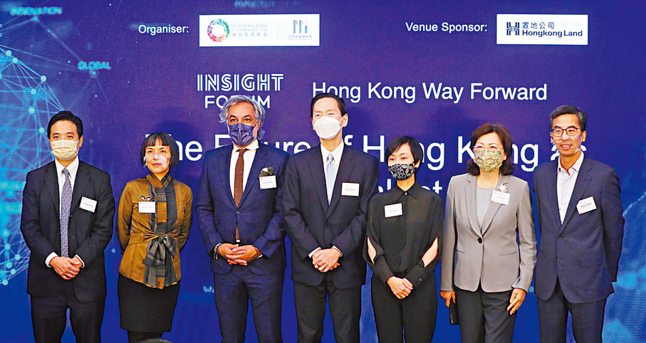 ◆ 陳智思(左四)出席團結香港基金「 團結卓爾論壇」。 香港文匯報記者萬霜靈  攝