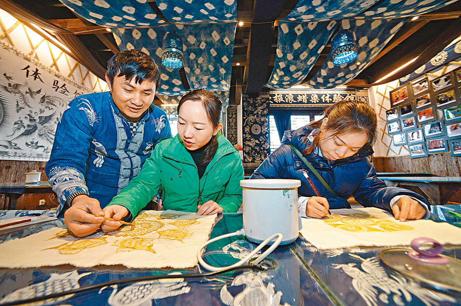 ◆內地民眾對精神層面的需求日益增長。圖為遊客在貴州體驗畫蠟畫。資料圖片