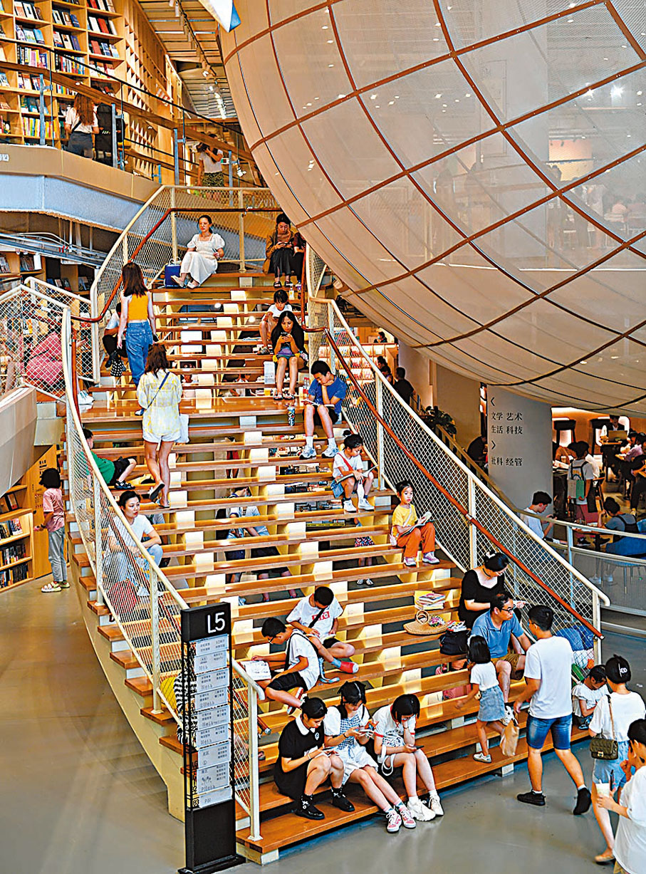 ◆ 市民在湖南長沙市開福區一家書店內閱讀，度過周末時光。  資料圖片