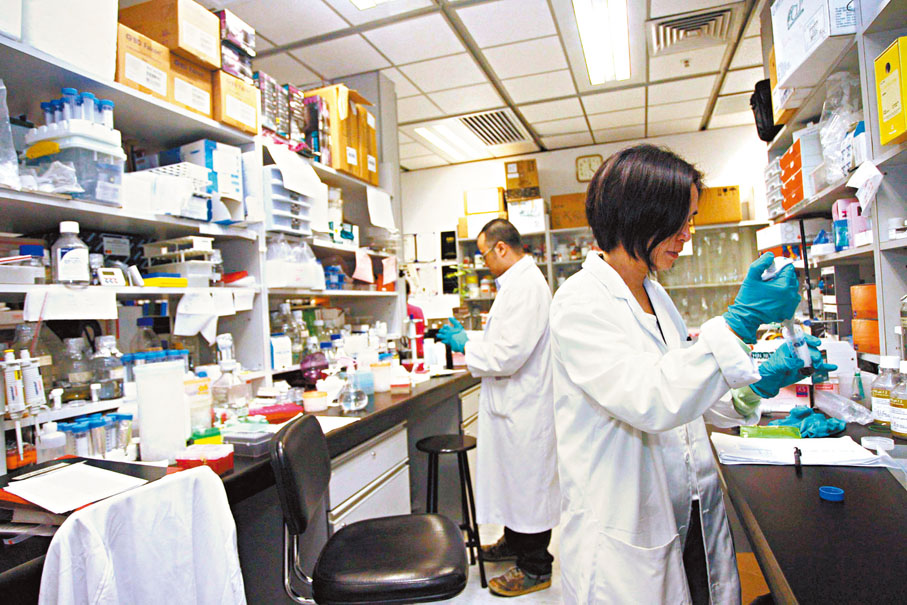 ◆ 多名專家表示，二十大報告為國家及香港特區的科技發展指明了重要方向。圖為本港大學實驗室。 資料圖片