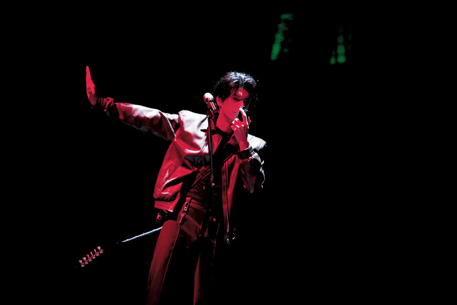 ◆舞台上仁科的造型常見「半永久」皮衣。