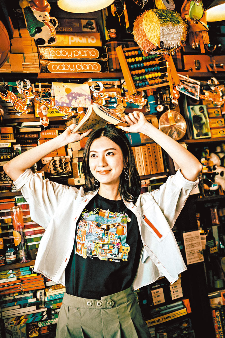 ◆bossini聯乘著躍小店系列，模特兒身穿的是文具店Tee。