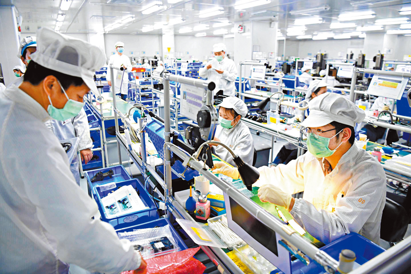 ◆國家發改委和商務部28日聯合發布《鼓勵外商投資產業目錄(2022年版)》，繼續將製造業作為鼓勵外商投資的重點方向。圖為外商獨資企業、深圳先進微電子科技有限公司員工在光學裝配車間作業。 資料圖片