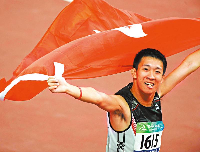 ◆蘇樺偉在2008年北京殘奧會男子200米T36級決賽中，以24秒65的成績奪冠，並打破世界紀錄。圖為蘇樺偉在比賽結束後慶祝。 資料圖片