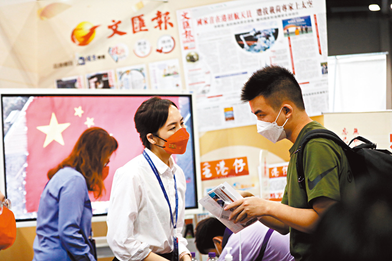 ◆香港大公文匯傳媒集團入駐展會，現場求職者絡繹不絕。 香港文匯報記者萬霜靈  攝