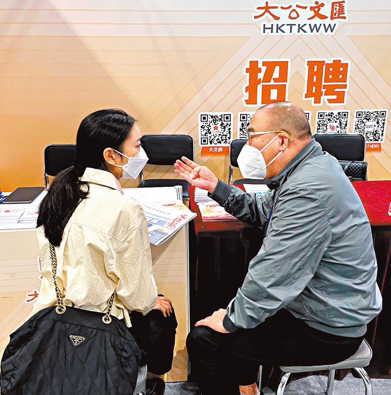 ◆文匯報總編輯吳明親自到場，為應聘者答疑解惑。 大公文匯全媒體記者  攝