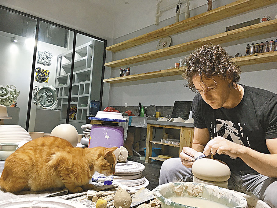 ◆美國陶藝家瑞恩．拉巴爾在創作。 香港文匯報江西傳真
