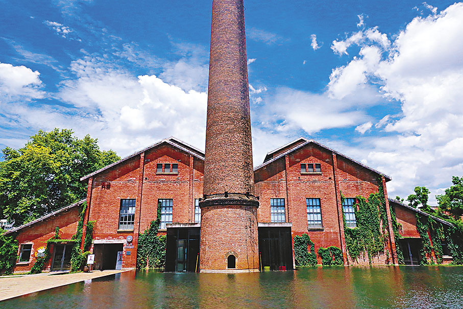 ◆如今的宇宙瓷廠，從外表看，老廠房、老窯爐、煙囪、水塔依然聳立，但是它們的結構已改造，功能和業態也已經重新塑造。 香港文匯報記者王逍  攝