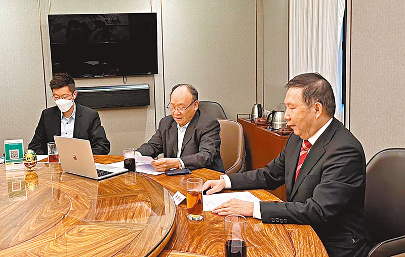 ◆ 海南省港區政協委員聯誼會舉辦座談會，會長張學修(右)、創會會長黃華康(中)在會上發言。