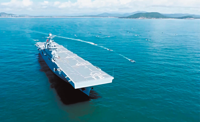 ◆海南艦是中國自主研製的首艘兩棲攻擊艦，裝備的多樣化使得安全保障難度更高，運用手段更加複雜。 視頻截圖