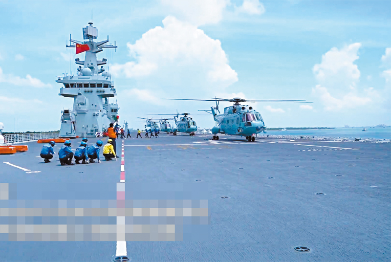 ◆入列以來，海南艦先後多次完成與多型艦載直升機、坦裝和氣墊登陸艇之間的協同訓練。 視頻截圖