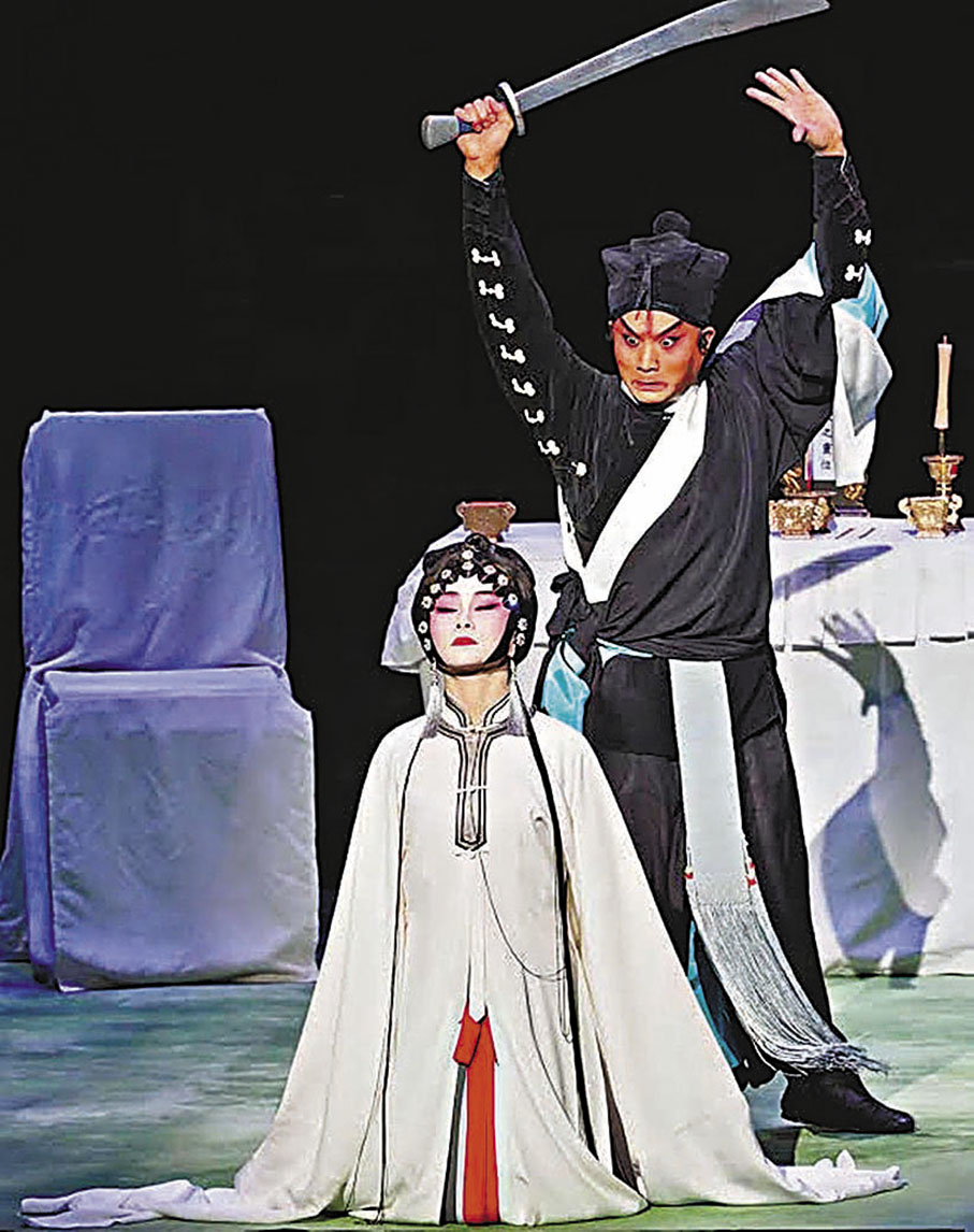 ◆李秋元和黃小鳳在《金蓮恨》一劇中為探討女主角心路而不少功架及排場演繹。