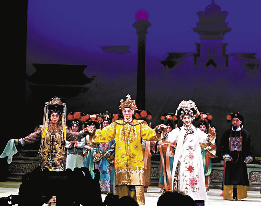 ◆阮德文、鄧美玲及御玲瓏演畢《光緒皇夜祭珍妃》謝幕。