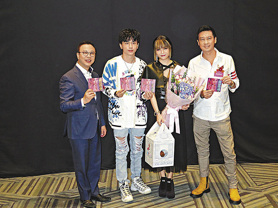 ◆ 麥皓兒(右二)獲男友丘梓謙(左二)、音樂人張佳添(右一)等到場支持。