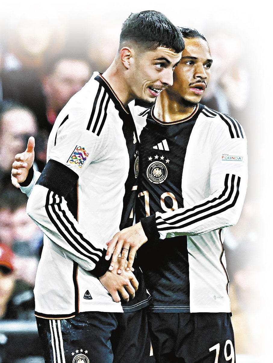 ◆夏維斯(左)繼續擔任「偽中鋒」，邊路的利萊辛尼作支援進攻。  法新社