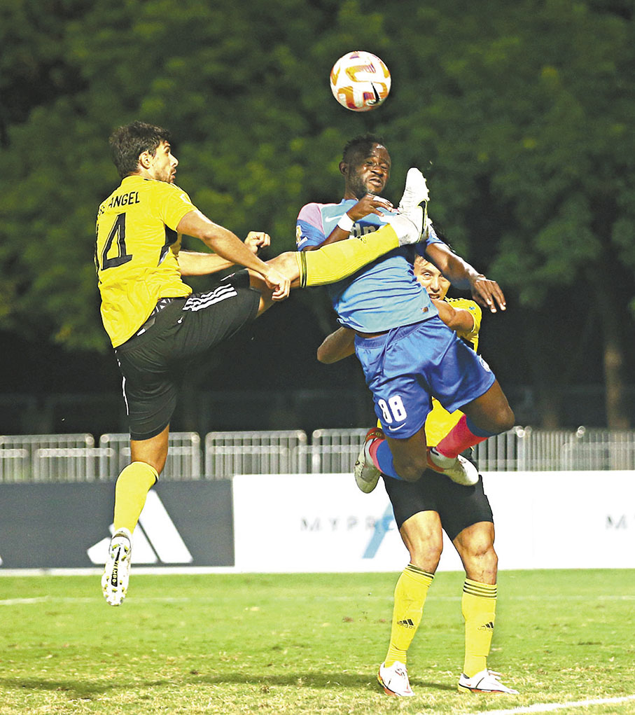 ◆荷西安祖（左）伸腳阻止艾力士埋門。