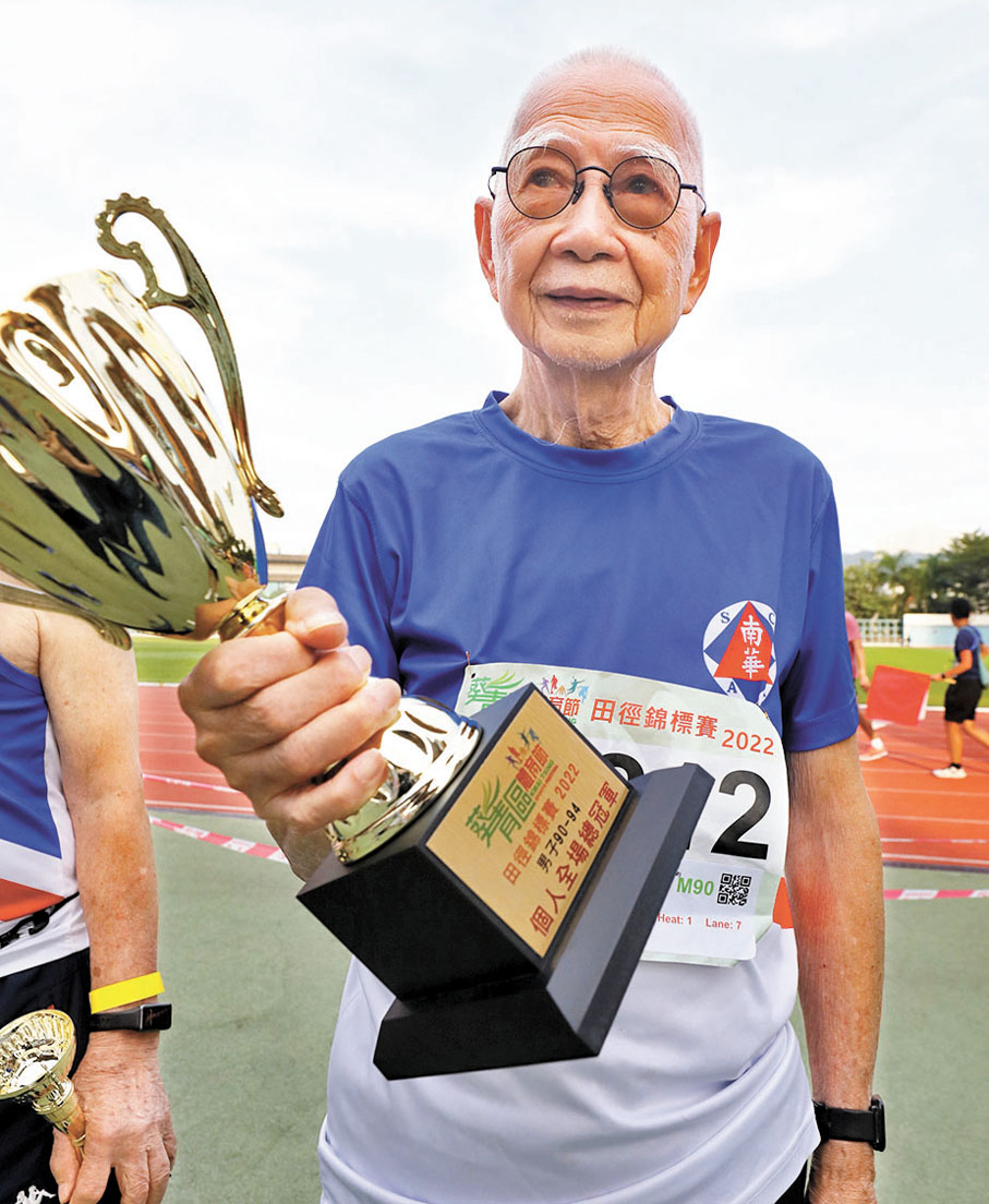 ◆ 94歲的何爺爺到現場領獎。香港文匯報記者郭木又  攝