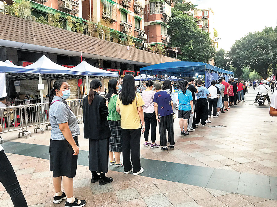 ◆廣州持續開展全員核酸篩查工作。香港文匯報記者敖敏輝  攝