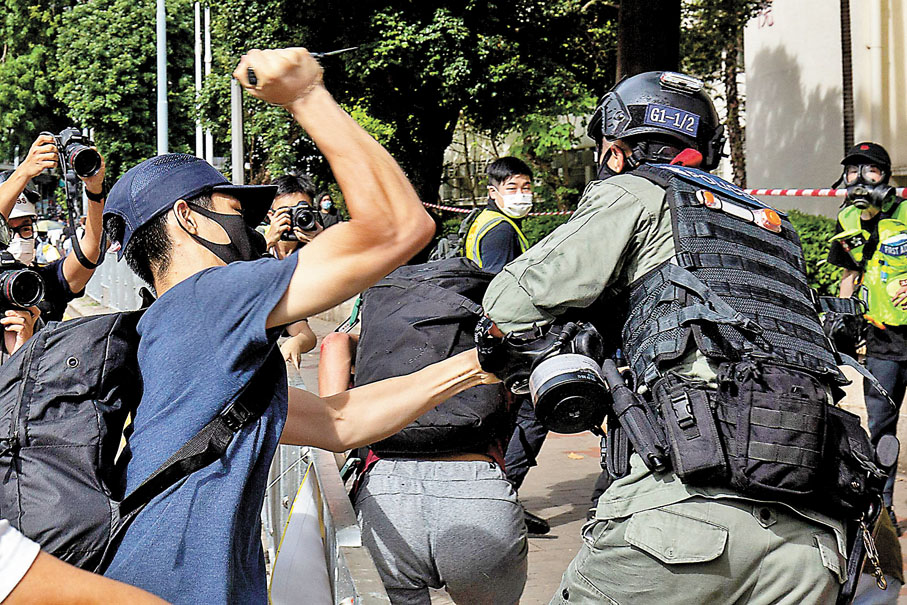 ◆2020年7月1日，一名警員於皇仁書院對開執法期間遭人圍毆及刺傷。 資料圖片