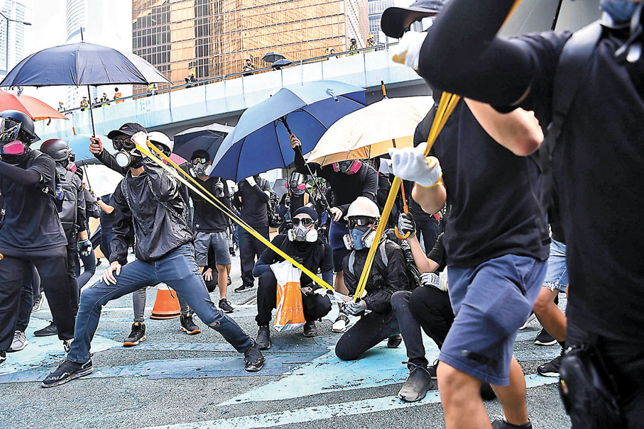 ◆2019年9月29日，大批暴徒在政總外衝擊警方防線，有暴徒使用自製彈丫進行破壞。 資料圖片