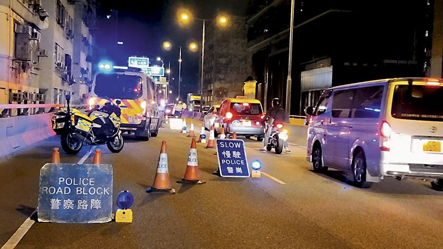 ◆警方連日在西九龍區設置多個路障打擊違反交通法例相關罪行。 警方圖片