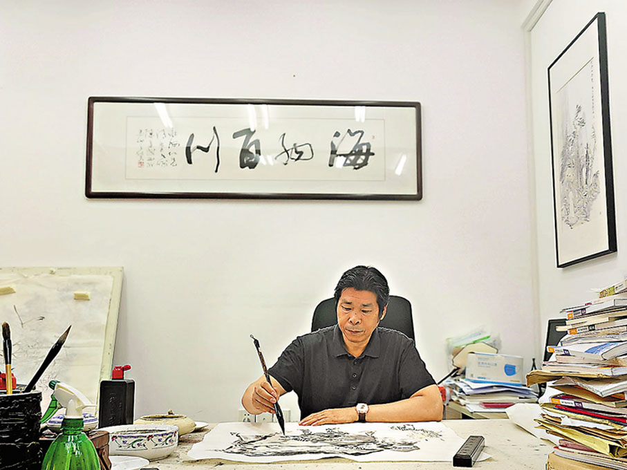 ◆張永海說他很喜歡面對生活中有血有肉的人物下筆落墨時那種真實的感覺。香港文匯報記者蘇榕蓉 攝