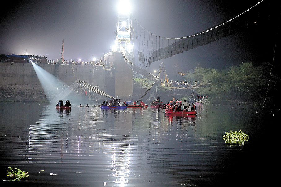 ◆塌橋後有人被困河中，救援人員持續進行搜救。 法新社