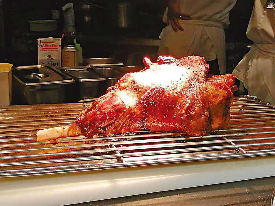 ◆戶外位置設有燒烤炭爐，師傅即席燒製斧頭扒及牛柳。