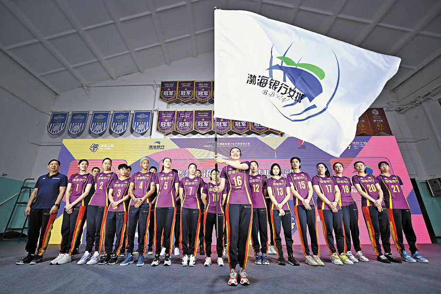 ◆隊長姚迪在出征儀式上揮舞隊旗。  中新社