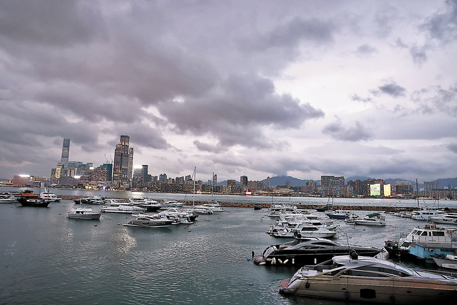◆「尼格」迫近本港，港島一帶烏雲密布。 香港文匯報記者鄺福強  攝