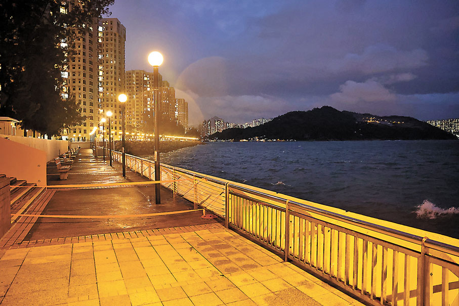 ◆杏花邨海濱公園昨晚拉起封鎖帶防止市民靠近岸邊。香港文匯報記者鄺福強  攝