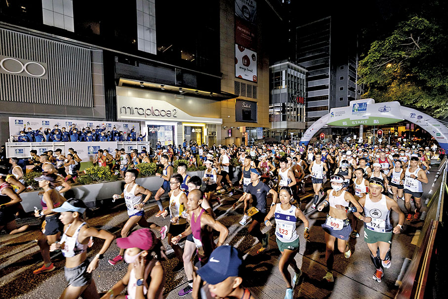 ◆「渣打香港馬拉松」將於明年2月12日舉行。圖為2021年10月24日，渣打香港馬拉松鳴槍開跑。 資料圖片